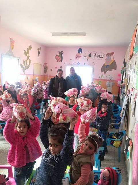 مؤسسة نزيه الخليل وحركة فتح يقدمون الهدايا لروضة البراعم في الزبابدة